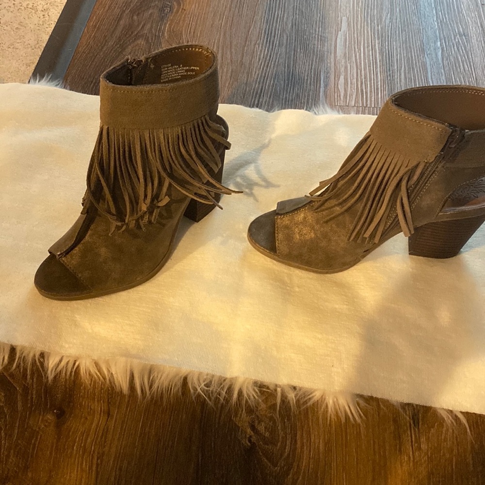 Brand Sugar/Valera. Stone w/fringe. Size 8. 3 inch heel